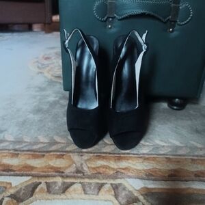 ELEGANT BLACK SLKNGBSCK MID-HEEL PUMPS-(NWOT)